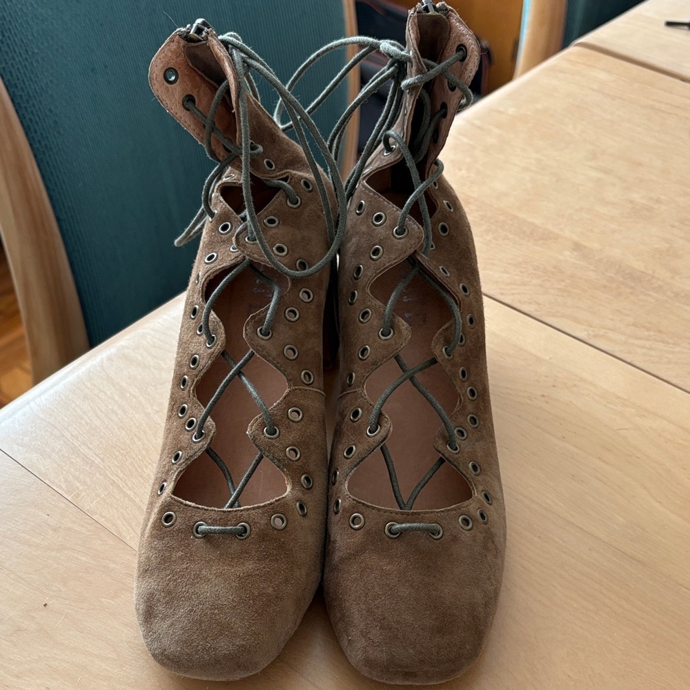 Silent D Brown Suede Lace-Up Women's Heeled Shoes. Size 39